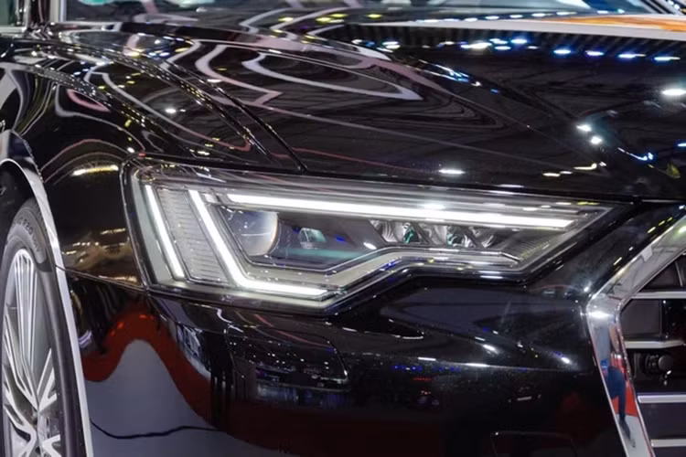 Những trang bị đáng chú ý khác của xe gồm có hàng ghế trước chỉnh điện, ghế lái nhớ vị trí, đi kèm hỗ trợ tựa lưng 4 chiều, hệ thống đèn viền nội thất, kết nối Bluetooth, kết nối điện thoại thông minh Apple Carplay/Android Auto, cổng sạc USB cho 2 hàng ghế, hệ thống âm thanh Audi,...