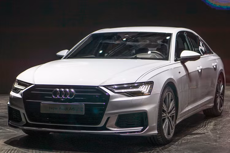 Nằm bên dưới nắp ca-pô của Audi A6 S line 40 TFSI là động cơ xăng tăng áp, cho công suất tối đa 190 mã lực và mô-men xoắn cực đại 320 Nm. Đặc biệt hơn, động cơ này đã được bổ sung công nghệ mild-hybrid (MHEV), giúp tối ưu khả năng vận hành ở nhiều dải vòng tua khác nhau nhưng vẫn đảm bảo khả năng tiết kiệm nhiên liệu ở mức trung bình 6,5 lít/100 km.