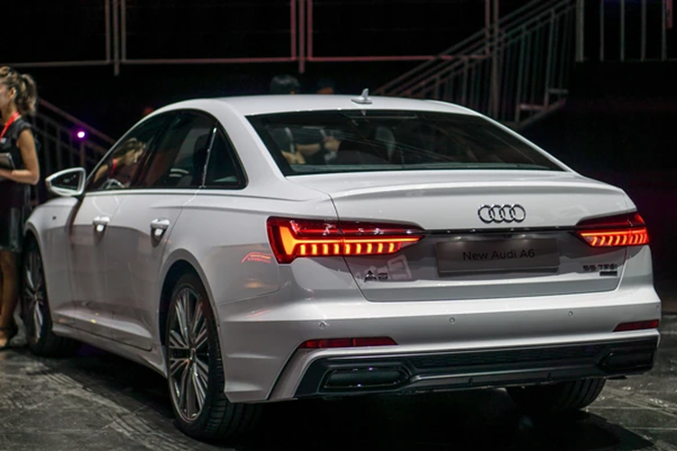 Kết hợp với động cơ này là hộp số 7 cấp S tronic cùng hệ dẫn động cầu trước. Nhờ đó, xe có thể tăng tốc từ 0-100 km/h trong 7,3 giây trước khi đạt tốc độ tối đa 246 km/h. Cùng với đó là lẫy chuyển số sau vô lăng và hệ thống tùy chọn chế độ lái Audi Drive Select.