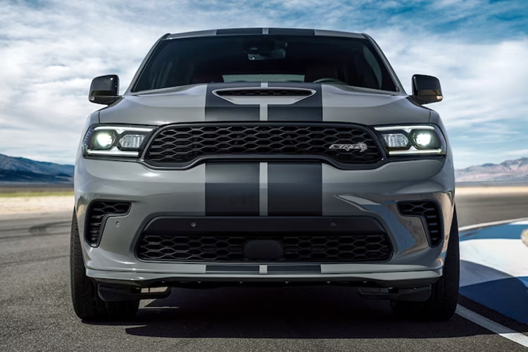 Giám đốc điều hành Dodge Tim Kuniskis cho biết, “Giống như chúng tôi đã làm với Dodge Charger và Challenger, đã đến lúc tôn vinh động cơ V8 HEMI thúc đẩy sự thống trị của Dodge trong phân khúc SUV hiệu suất.” CEO của Dodge cho biết thêm, những phiên bản đặc biệt này sẽ “tôn vinh chiếc SUV mạnh mẽ nhất từ trước đến nay”.