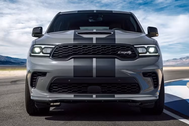 Giám đốc điều hành Dodge Tim Kuniskis cho biết, “Giống như chúng tôi đã làm với Dodge Charger và Challenger, đã đến lúc tôn vinh động cơ V8 HEMI thúc đẩy sự thống trị của Dodge trong phân khúc SUV hiệu suất.” CEO của Dodge cho biết thêm, những phiên bản đặc biệt này sẽ “tôn vinh chiếc SUV mạnh mẽ nhất từ trước đến nay”.