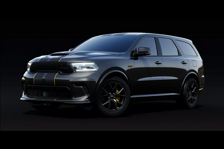 Với thiết kế nổi bật, ngoại thất Dodge Durango SRT 392 AlcHEMI 2024 mới sở hữu những đường sọc kết hợp các chi tiết kiểu tổ ong với điểm nhấn màu vàng. Xe trang bị bộ mâm 20 inch SRT màu đen bóng đi kèm bộ phanh Brembo màu vàng. Durango SRT 392 AlcHEMI 2024 sẽ là phiên bản đầu tiên của loạt các sản phẩm đặc biệt mang tên vinh danh cỗ máy HEMI.
