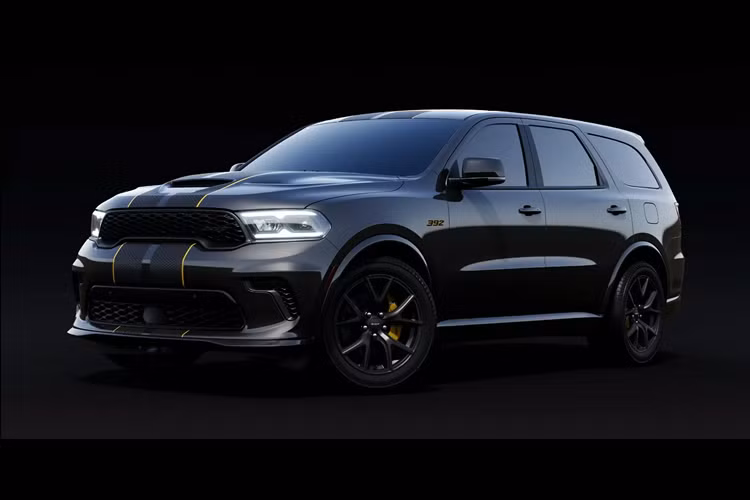 Với thiết kế nổi bật, ngoại thất Dodge Durango SRT 392 AlcHEMI 2024 mới sở hữu những đường sọc kết hợp các chi tiết kiểu tổ ong với điểm nhấn màu vàng. Xe trang bị bộ mâm 20 inch SRT màu đen bóng đi kèm bộ phanh Brembo màu vàng. Durango SRT 392 AlcHEMI 2024 sẽ là phiên bản đầu tiên của loạt các sản phẩm đặc biệt mang tên vinh danh cỗ máy HEMI.