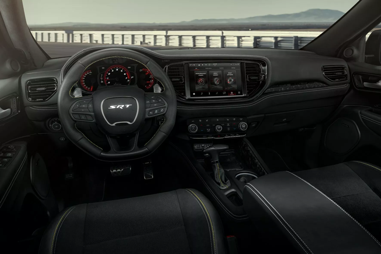 Những điểm nhấn khác gồm đường chỉ màu vàng và bạc, cùng với logo “392” được thêu trên tựa đầu của ghế. Có tổng cộng 1.000 xe SUV Durango SRT 392 AlcHEMI 2024 được sản xuất và có 4 tuỳ chọn màu sắc: Diamond Black, Destroyer Gray, Vapor Gray và White Knuckle; mỗi màu chỉ có 250 xe.