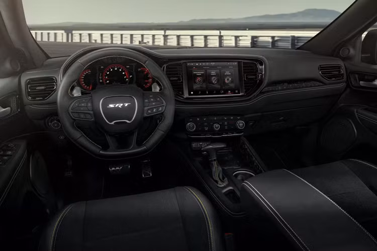 Những điểm nhấn khác gồm đường chỉ màu vàng và bạc, cùng với logo “392” được thêu trên tựa đầu của ghế. Có tổng cộng 1.000 xe SUV Durango SRT 392 AlcHEMI 2024 được sản xuất và có 4 tuỳ chọn màu sắc: Diamond Black, Destroyer Gray, Vapor Gray và White Knuckle; mỗi màu chỉ có 250 xe.