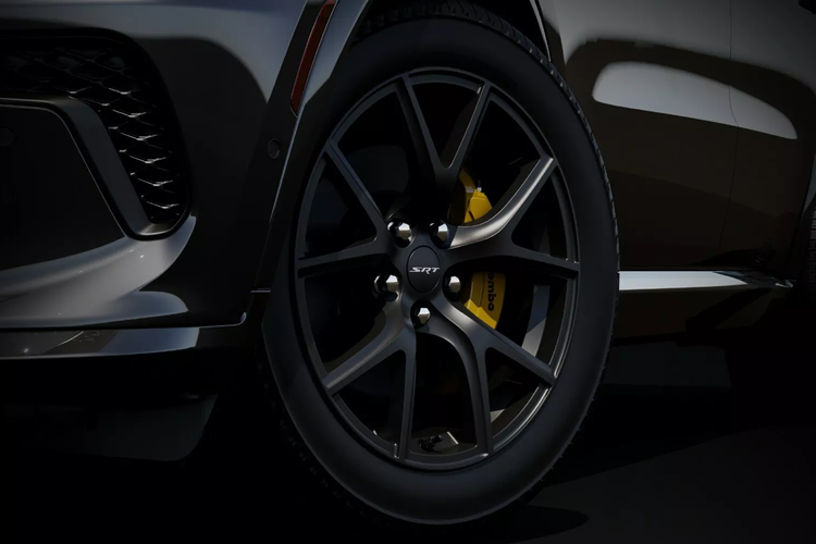 Phiên bản Durango SRT 392 AlcHEMI 2024 đặc biệt này còn có các chi tiết như biểu tượng Midnight Metallic, ống xả sơn đen bóng, decal số “392” màu đen bóng với các điểm nhấn màu vàng tương phản. Nội thất Durango SRT 392 AlcHEMI trang trí lớp vân carbon đúc, vô lăng bọc da lộn, với logo SRT.