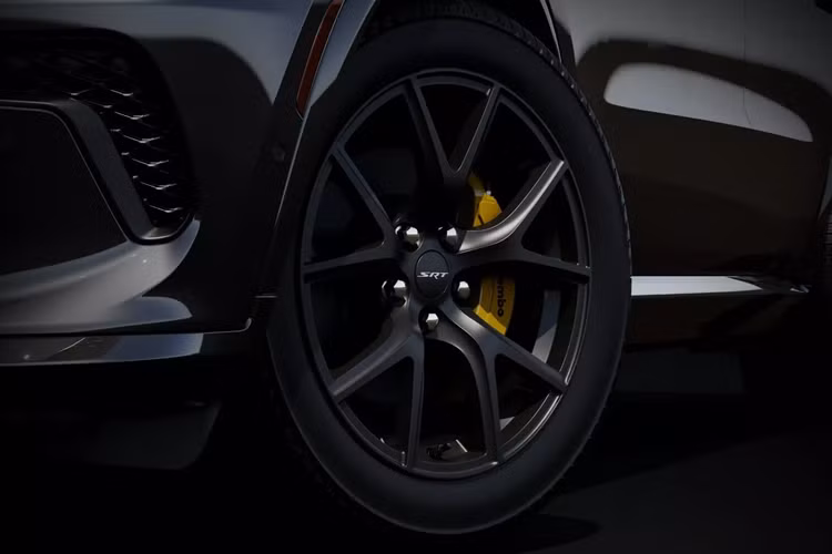 Phiên bản Durango SRT 392 AlcHEMI 2024 đặc biệt này còn có các chi tiết như biểu tượng Midnight Metallic, ống xả sơn đen bóng, decal số “392” màu đen bóng với các điểm nhấn màu vàng tương phản. Nội thất Durango SRT 392 AlcHEMI trang trí lớp vân carbon đúc, vô lăng bọc da lộn, với logo SRT.