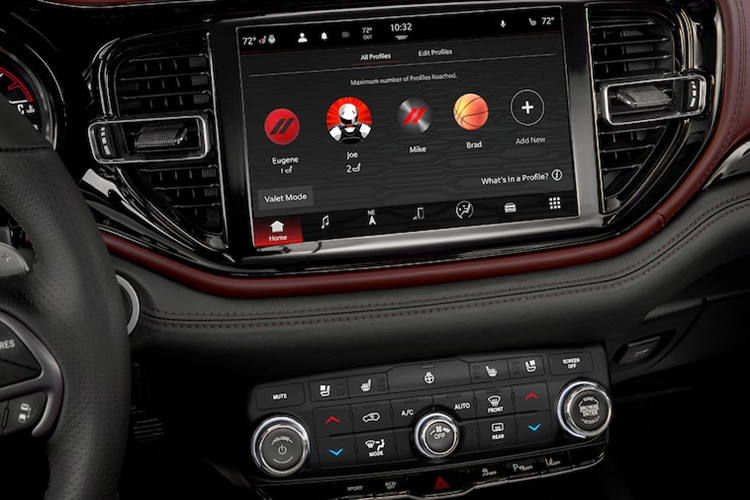 Việc bổ sung gói AlcHEMI sẽ tăng giá xe Dodge Durango SRT 392 thêm 3.595 USD tương đương 87 triệu đồng, do đó khách hàng cần chuẩn bị ít nhất 80.185 USD tương đương 1.950 tỷ đồng cho chiếc xe này. Durango SRT 392 động cơ HEMI V8 6,4 lít sản sinh công suất 475 mã lực và mô-men xoắn 637 Nm.