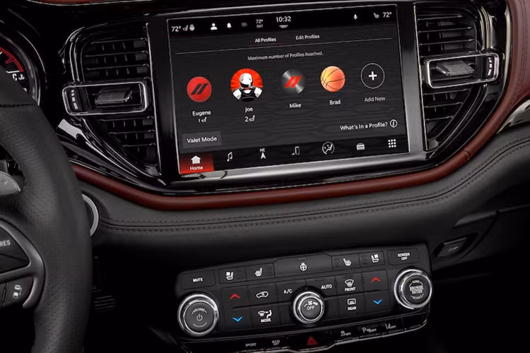 Việc bổ sung gói AlcHEMI sẽ tăng giá xe Dodge Durango SRT 392 thêm 3.595 USD tương đương 87 triệu đồng, do đó khách hàng cần chuẩn bị ít nhất 80.185 USD tương đương 1.950 tỷ đồng cho chiếc xe này. Durango SRT 392 động cơ HEMI V8 6,4 lít sản sinh công suất 475 mã lực và mô-men xoắn 637 Nm.