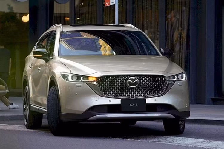 Đại lý cho biết mẫu xe Mazda CX-8 2025 mới dự kiến có 3 phiên bản gồm Luxury, Premium và Signature AWD đi kèm mức giá lần lượt là 969 triệu, 1,049 tỷ và 1,149 tỷ đồng. So với CX-8 hiện hành, giá khởi điểm của phiên bản mới tăng nhẹ 20 triệu đồng.