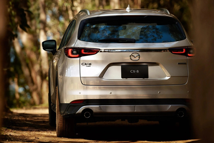 Gói trang bị an toàn của Mazda CX-8 mới được bổ sung cảm biến áp suất lốp. Bên cạnh đó là các tính năng kế thừa từ bản hiện tại gồm cảnh báo điểm mù, cảnh báo lệch làn, ga tự động thích ứng, phanh tự động khẩn cấp, đèn pha thông minh...