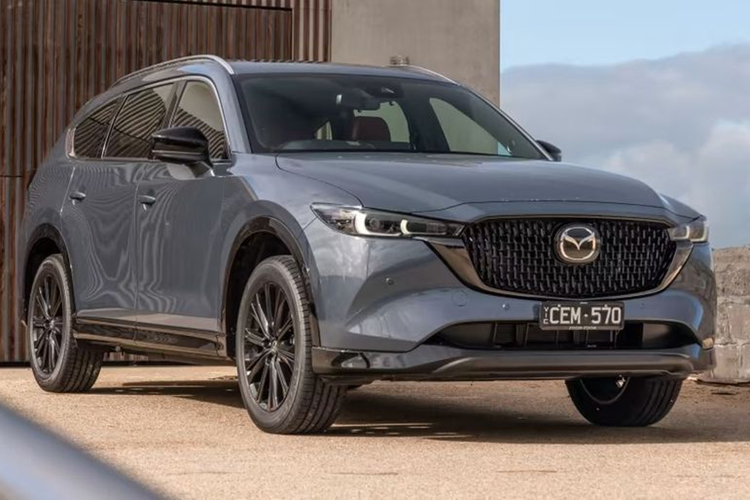 Với mức giá xe Mazda CX-8 2025 tăng nhẹ, mẫu xe SUV 3 hàng ghế này sẽ được trang bị cụm đèn chiếu sáng trước kiểu mới, thay đổi cả giao diện đèn LED định vị ban ngày. Lưới tản nhiệt được tinh chỉnh góc cạnh hơn, nhưng mâm hợp kim vẫn là loại 19 inch như trước.