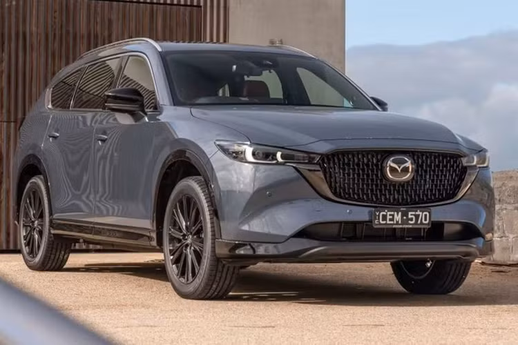 Với mức giá xe Mazda CX-8 2025 tăng nhẹ, mẫu xe SUV 3 hàng ghế này sẽ được trang bị cụm đèn chiếu sáng trước kiểu mới, thay đổi cả giao diện đèn LED định vị ban ngày. Lưới tản nhiệt được tinh chỉnh góc cạnh hơn, nhưng mâm hợp kim vẫn là loại 19 inch như trước.