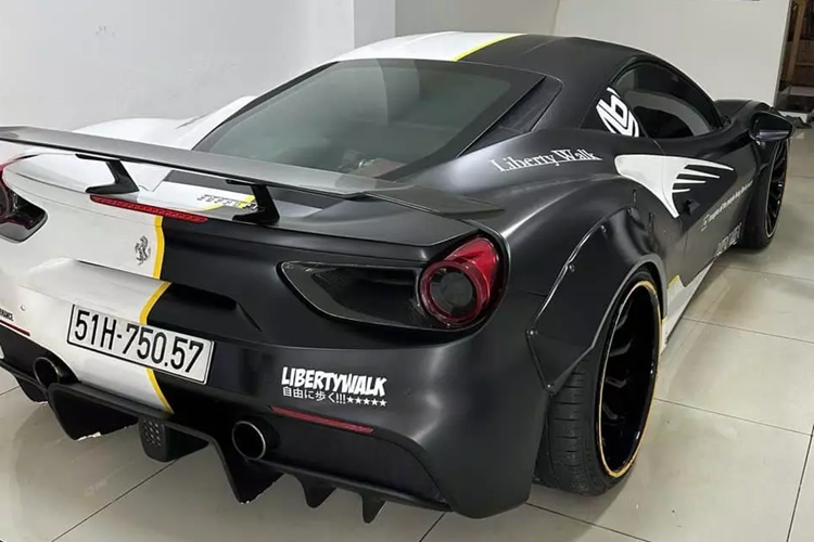Động cơ trên siêu xe Ferrari 488 GTB kết hợp cùng hộp số 7 cấp, nhờ đó, mẫu siêu xe Ferrari 488 GTB độ Liberty Walk chỉ mất khoảng thời gian 3 giây để tăng tốc lên 100 km/h từ vị trí xuất phát trước khi đạt vận tốc tối đa 330 km/h.