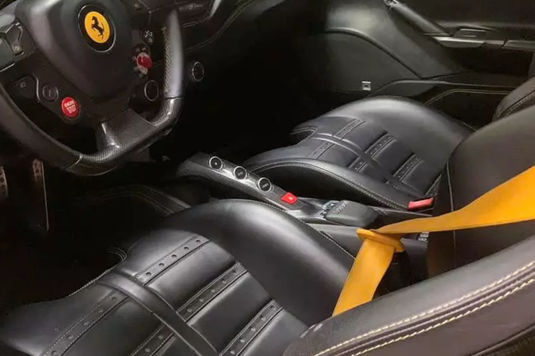 Bộ phuộc hơi do hãng Air Rex thiết kế cho các bản độ siêu xe giúp khoảng sáng gầm Ferrari 488 GTB độ Liberty Walk có thể nâng cao 18 cm so với mặt đất hoặc được hạ gầm gần sát mặt đất.