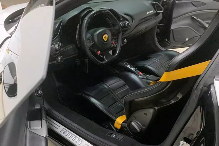 Hãng độ Liberty Walk chỉ tập trung vào gói nâng cấp ngoại hình nên không "thông nòng" động cơ V8, tăng áp kép, dung tích 3.9 lít của xe, "trái tim" này sản sinh ra công suất tối đa 661 mã lực tại vòng tua 8.000 vòng/phút và mô-men xoắn cực đại đạt 760 Nm tại vòng tua 3.000 vòng/phút.