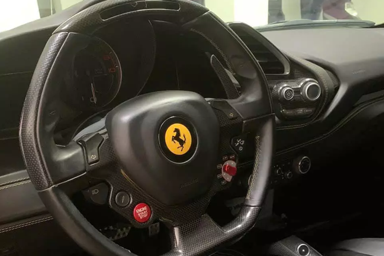 So với lúc được độ, hiện tại, siêu xe Ferrari 488 GTB độ Liberty Walk đã tháo bỏ cản trước độ và 2 vây cá bên đầu xe, còn vòm bánh xe được độ thân rộng, cố định bằng đinh tán, mâm Forgiato hay cánh gió đuôi loại nhỏ của Novitec vẫn còn giữ nguyên, nội thất mang tông màu đen.