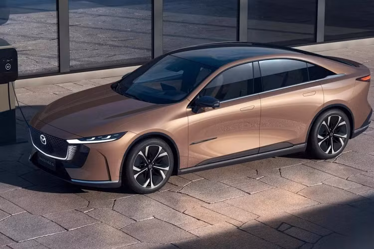 Về truyền động, Mazda EZ-6 bản thuần điện (BEV) được trang bị mô-tơ điện đặt phía sau với công suất 255 mã lực. Xe có hai tùy chọn pin là 56,1 kWh và 68,8 kWh cung cấp phạm vi hoạt động lần lượt là 480 km và 600 km (theo tiêu chuẩn CLTC). Công nghệ pin lithium iron phosphate (LFP) cho phép sạc từ 30% lên 80% chỉ trong 15 phút.