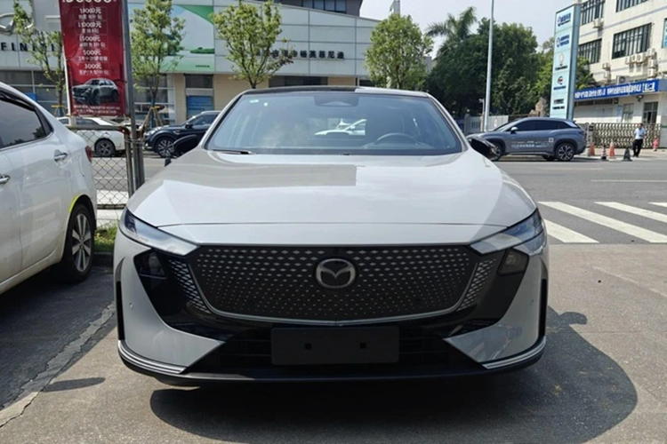 Được ví như là phiên bản thuần điện của Mazda6, EZ-6 là sản phẩm do Mazda và Changan phát triển. Xe sở hữu chiều dài x rộng x cao lần lượt là 4.921 x 1.890 x 1.485 mm, lớn hơn đáng kể so với Mazda6 hiện tại (4.865 x 1.840 x 1.450 mm).