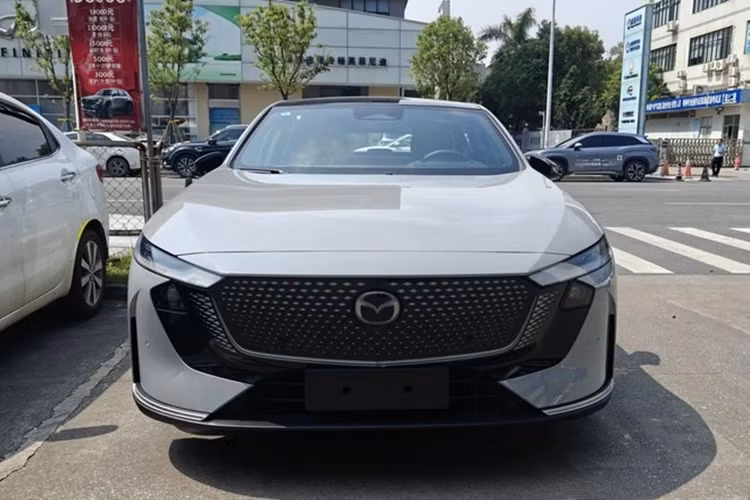 Được ví như là phiên bản thuần điện của Mazda6, EZ-6 là sản phẩm do Mazda và Changan phát triển. Xe sở hữu chiều dài x rộng x cao lần lượt là 4.921 x 1.890 x 1.485 mm, lớn hơn đáng kể so với Mazda6 hiện tại (4.865 x 1.840 x 1.450 mm).