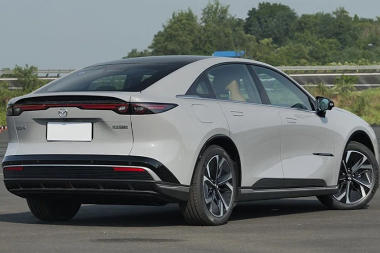 Trong khi đó biến thể hybrid sạc điện (EREV) sử dụng động cơ xăng 1.5L JL473QJ có công suất 70 kW, kết hợp với mô-tơ điện mạnh 160 kW cho phạm vi hoạt động thuần điện là 130 km hoặc 200 km, tùy cấu hình pin. Quãng đường di chuyển kết hợp của xe lên tới 1.301 km.Thời gian nạp pin từ 30% lên 80% chỉ mất khoảng 20 phút.