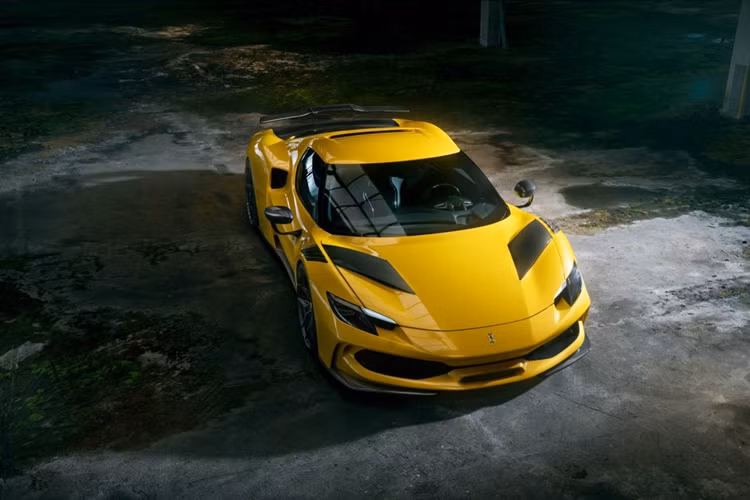 Nối chắn bùn loe phía trước và phía sau là bệ cửa carbon, đồng thời chiếc xe còn có một cặp gương chiếu hậu carbon cố định lấy cảm hứng từ những chiếc xe đua Le Mans. Ở phần đuôi sau, Novitec đã thiết kế lại hoàn toàn phần cản sau và bổ sung thêm cho xe phần cánh lướt gió bằng sợi carbon.