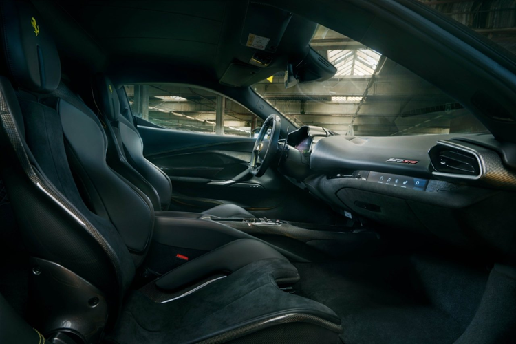 Xe sở hữu phần vè trước tăng thêm 6 cm chiều rộng của xe và thậm chí cả chắn bùn ấn tượng hơn ở phía sau khiến phần đuôi sau rộng hơn 12 cm so với mẫu xe nguyên bản. Ngoài ra xe còn có các tấm carbon mới trên mui xe và các tấm chắn bùn phía trước để thoát khí từ hốc bánh xe.