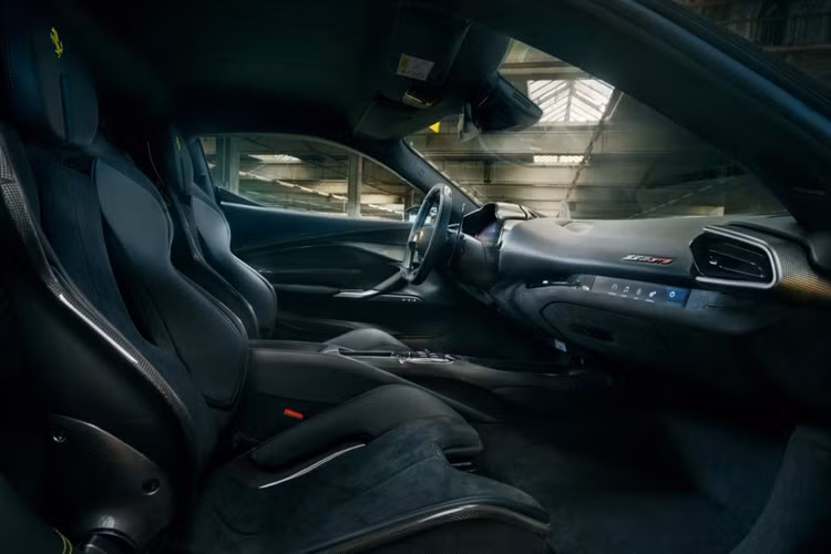 Xe sở hữu phần vè trước tăng thêm 6 cm chiều rộng của xe và thậm chí cả chắn bùn ấn tượng hơn ở phía sau khiến phần đuôi sau rộng hơn 12 cm so với mẫu xe nguyên bản. Ngoài ra xe còn có các tấm carbon mới trên mui xe và các tấm chắn bùn phía trước để thoát khí từ hốc bánh xe.