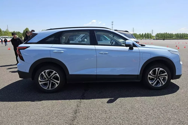 Bên cạnh đó là cụm đèn pha và đèn hậu to bản với thiết kế hình chữ "Y". Ngoài ra, Haval SUV BEV còn có những đường dập gân và cắt xẻ sắc sảo trên sườn xe. Vành la-zăng của có thiết kế 5 chấu kép, phay xước 2 màu, và đường kính 18 inch, đi kèm lốp 225/60R18.