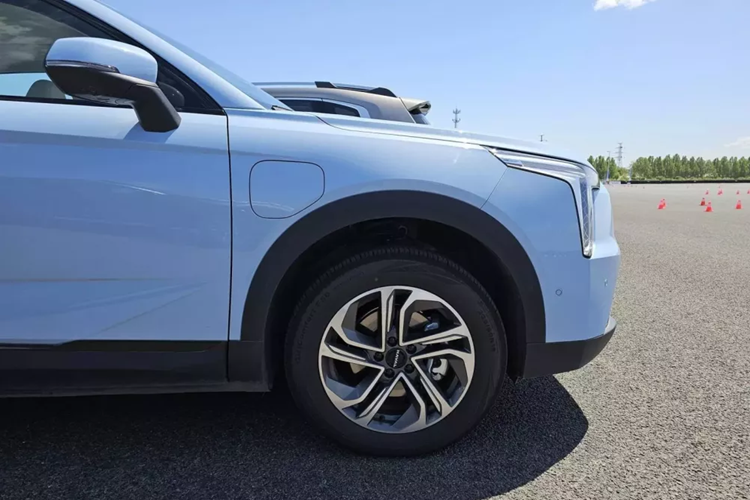 Cánh gió mui của xe được tích hợp 2 đèn phanh trên cao nằm dọc theo phong cách xe đua Công thức 1. Bên trong Haval SUV BEV là không gian nội thất 2 hàng ghế với 5 chỗ ngồi. Ghế của xe được bọc da màu sáng tạo cảm giác khá sang trọng.