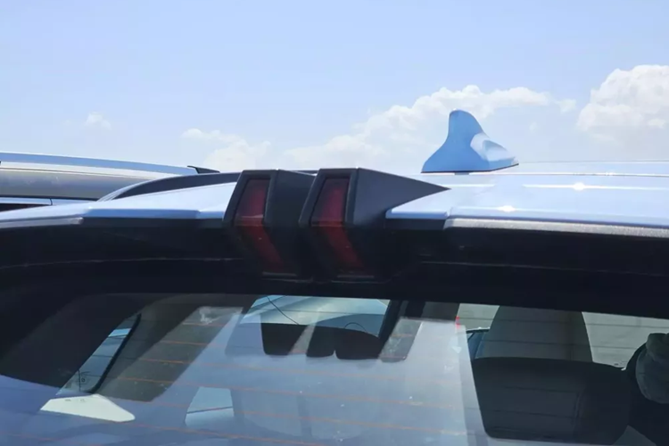 Bên cạnh đó là vô lăng 3 chấu với những điểm nhấn màu cam nổi bật, bảng đồng hồ kỹ thuật số và màn hình cảm ứng trung tâm khá lớn.