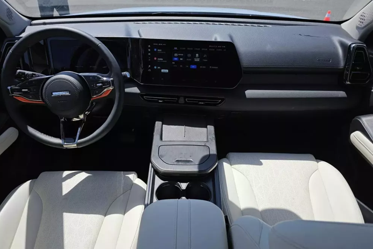 Hàng ghế sau của Haval SUV BEV không quá rộng rãi nhưng có đủ cửa gió điều hòa và cửa sổ trời toàn cảnh tích hợp rèm che nắng.