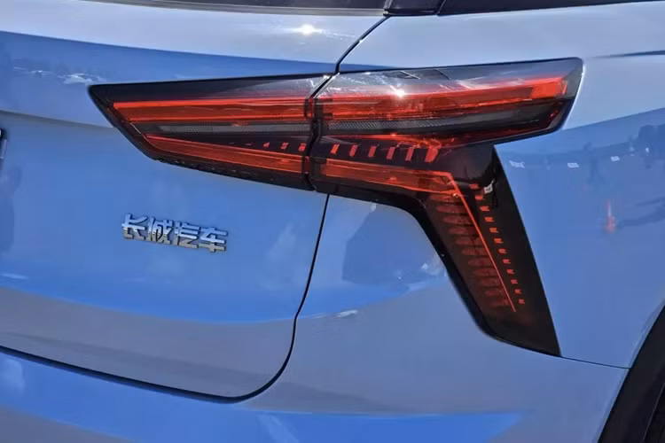 Nếu chờ Ora phát triển SUV điện để bán tại Thái Lan thì mất quá nhiều thời gian nên GWM có lẽ đã quyết định lấp chỗ trống bằng Haval SUV BEV. SUV BEV sở hữu thiết kế ngoại thất khá đặc trưng của thương hiệu Haval. Là ô tô điện nên xe được trang bị lưới tản nhiệt đóng kín.