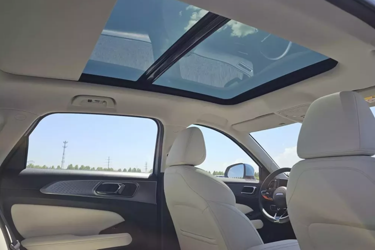 Không chỉ gọn gàng hơn, cụm điều khiển trung tâm của xe còn đi kèm 2 sạc điện thoại không dây, ngăn chứa đồ nhỏ và 2 giá để ly.