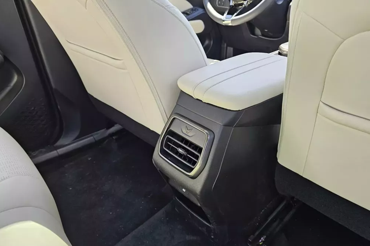 Tương tự Haval H6 2024, mẫu SUV điện này cũng được trang bị cần số điện tử nằm sau vô lăng, giải phóng không gian cho cụm điều khiển trung tâm.