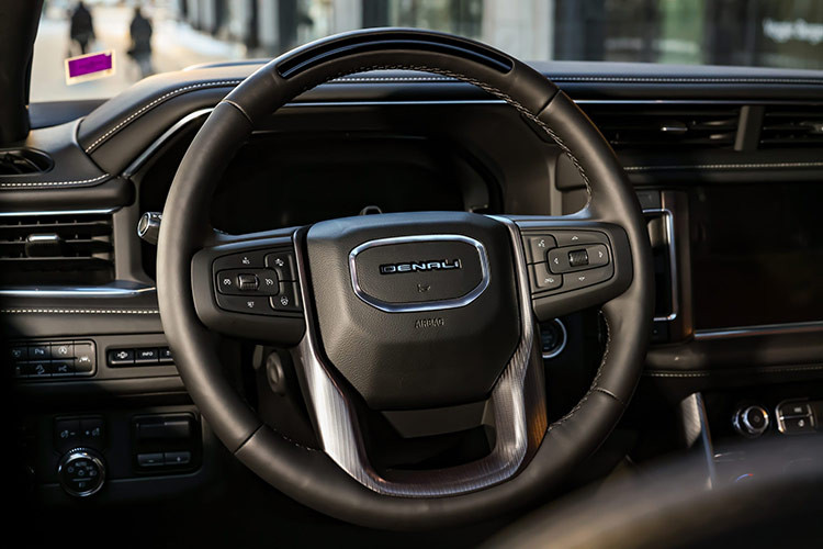 Về nội thất, chiếc xe được hiện đại hóa ấn tượng với phần màn hình cảm ứng trung tâm 16,8 inch hướng dọc mới. Màn hình này đủ lớn để người dùng có thể dễ dàng tùy chỉnh nhiều mục như bản đồ, chức năng âm thanh.