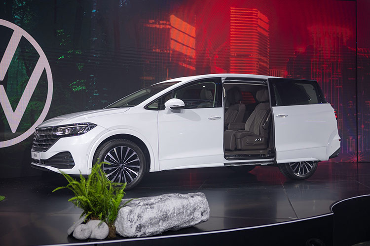 Phần đầu xe nổi bật với lưới tản nhiệt mạ chrome tạo hình bắt mắt, phối hợp hài hòa với cụm đèn IQ Light được thiết kế lớn và cấu hình ánh sáng mang tính nhận diện cao. Mẫu MPV này được trang bị bộ mâm 20 inch phối 2 màu độc đáo.