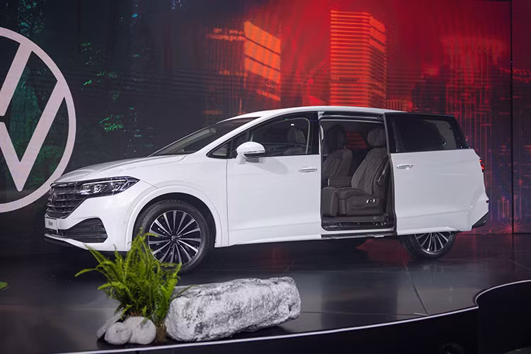 Phần đầu xe nổi bật với lưới tản nhiệt mạ chrome tạo hình bắt mắt, phối hợp hài hòa với cụm đèn IQ Light được thiết kế lớn và cấu hình ánh sáng mang tính nhận diện cao. Mẫu MPV này được trang bị bộ mâm 20 inch phối 2 màu độc đáo.