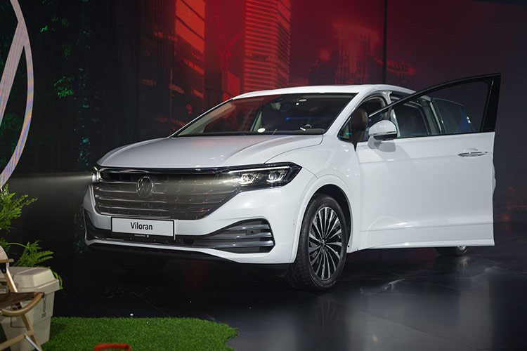 So với Hyundai Custin và Kia Carnival, mẫu MPV 7 chỗ Viloran có kích thước nhỉnh hơn. Chiếc Volkswagen Viloran Diệp Lâm Anh mua tặng con gái sở hữu màu sơn ngoại thất trắng thanh lịch. Xe mang phong cách thiết kế V-line mang đậm nét đặc trưng của hãng xe Đức.