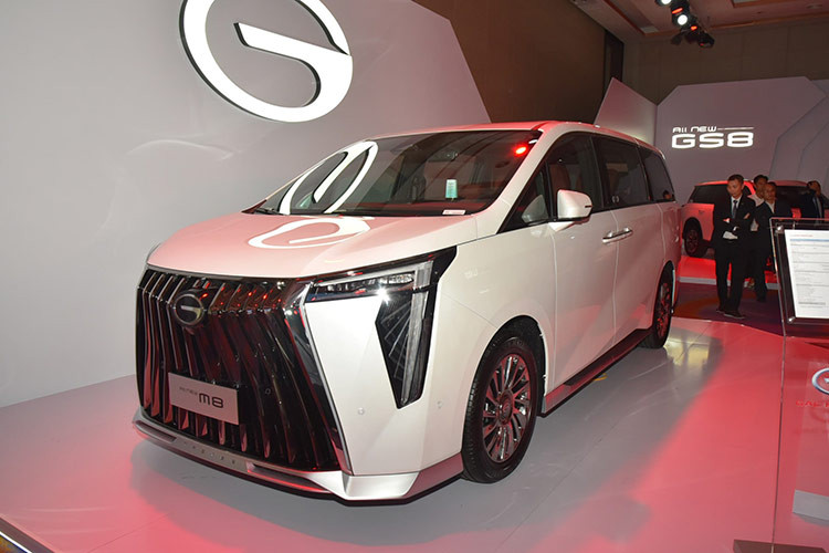 Thân xe M8 được thiết kế với kiểu dáng mặt cắt kim cương, kết hợp cùng bộ mâm 18 inch chế tác từ hợp kim bóng cao cấp. Trên phiên bản cao cấp nhất, logo GAC đặt ở trung tâm bộ mâm có khả năng giữ nguyên vị trí ngay cả khi xe đang di chuyển chứ không bị xoay theo bánh xe.