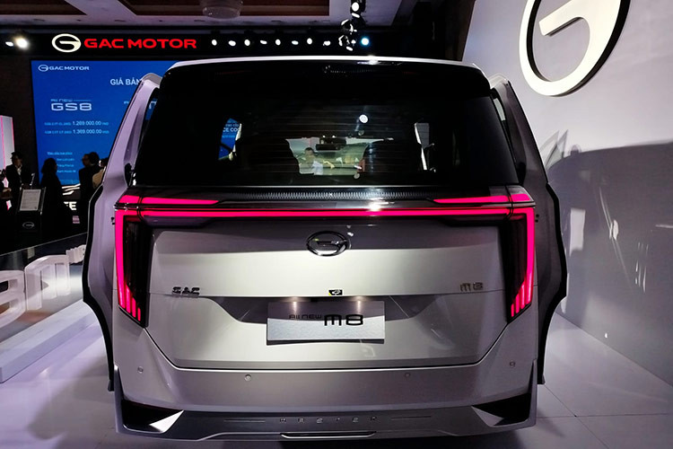 Mẫu xe GAC M8 tại Việt Nam cũng được trang bị cửa lùa điện hai bên và cốp điện phía sau giống như các đối thủ cùng phân khúc. Đuôi xe nổi bật với đèn hậu hình chữ U, tạo sự hài hòa với thiết kế tổng thể của mẫu minivan này.