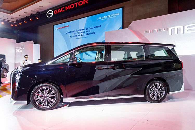 GAC M8 tại Việt Nam có kích thước tổng thể dài x rộng x cao lần lượt là 5.212 x 1.893 x 1.823 mm, cùng chiều dài trục cơ sở 3.070 mm. So với đối thủ Kia Carnival, M8 dài hơn 57 mm, hẹp hơn 102 mm và cao hơn 48 mm, trong khi trục cơ sở chỉ ngắn hơn 20 mm.