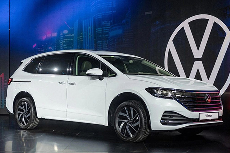 Với những trang bị tiện nghi cao cấp, Volkswagen Viloran đang dần được những người nổi tiếng và giới doanh nhân tại Việt Nam ưa chuộng trong thời gian gần đây. Trước Diệp Lâm Anh, còn có 2 cái tên nổi tiếng giới showbit Việt là MC Trấn Thành và hoa hậu Tiểu Vy tậu mẫu xe này. 