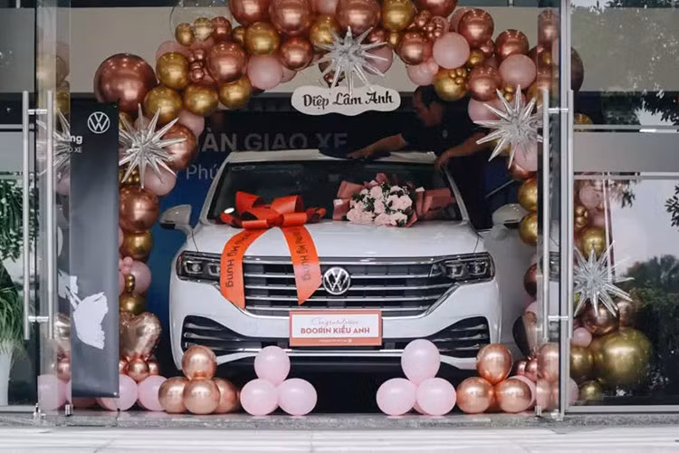 Mới đây, Diệp Lâm Anh tậu Volkswagen Viloran để tặng cho con gái lớn của mình. Cô chia sẻ trên trang Facebook cá nhân: "Hành trình 12 năm đèn sách của Boorin. Mẹ Cún tặng bạn Boo chiếc xe mà bạn thích, phải cửa lùa và có ghế massage theo đúng yêu cầu. Rồi mẹ Cún làm tài xế luôn".