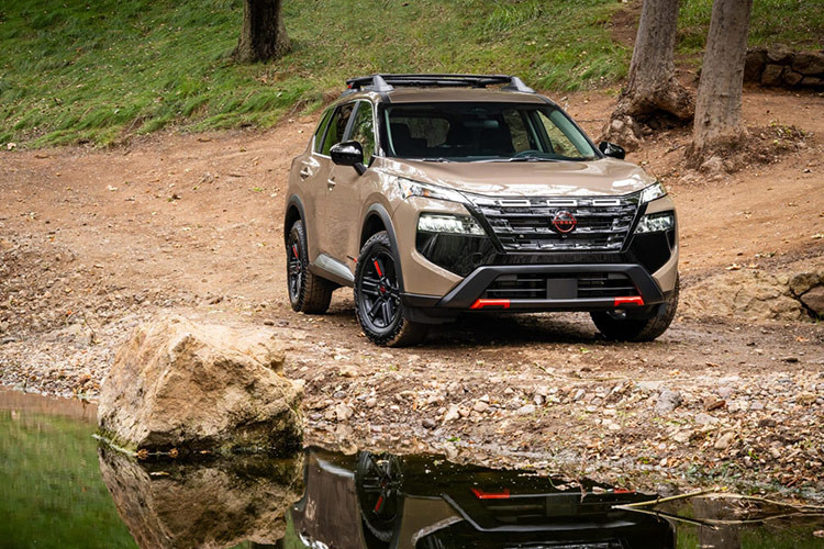 Phiên bản SV FWD là 30.970 USD (719,12 triệu đồng). Phiên bản SL FWD có giá 36.090 USD (838,00 triệu đồng). Đặc biệt, Nissan đã bổ sung phiên bản Rock Creek AWD cho Rogue 2025 mang đến lựa chọn mới cho những ai yêu thích phong cách vượt địa hình khởi điểm 35.420 USD (822,45 triệu đồng). 