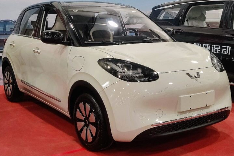 Wuling Bingo có kích tước tổng thể DxRxC lần lượt là 3.950 x 1.708 x 1.580 (mm) và chiều dài cơ sở 2.560 mm. Thông số tương đương với nhiều mẫu xe hạng A như Toyota Wigo, Hyundai Grand i10.