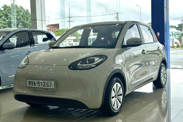 Ngoài ra, giá xe Wuling Bingo dự kiến sẽ không thấp như Wuling Mini EV khi được dự đoán khoảng trên dưới 600 triệu tại Việt Nam. Tại các nước ASEAN, phiên bản tiêu chuẩn với quãng đường di chuyển 333 km đang có giá dao động từ 540 – 580 triệu đồng.