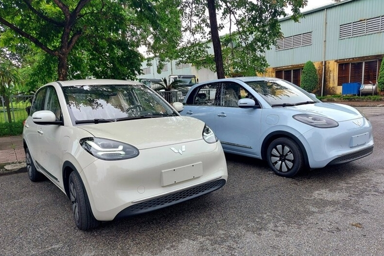 Trang fanpage Wuling EV Vietnam vừa hé lộ hình ảnh teaser mẫu xe mới. Hình ảnh này hé lộ chi tiết đèn pha với dải đèn ban ngày quen thuộc và không khó đoán chính là dòng xe Wuling Bingo 2024 mới từng được TMT Motors hé lộ sẽ giới thiệu tại Việt Nam trong năm 2024.