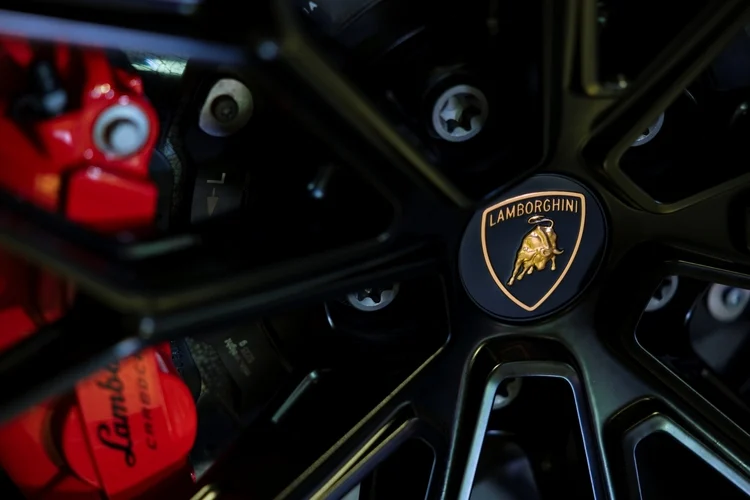 Trang bị an toàn của Lamborghini Revuelto cũng đáng chú ý với hệ thống cảnh báo lệch làn đường, cảnh báo điểm mù, hệ thống kiểm soát hành trình thích ứng, cảnh báo phương tiện cắt ngang khi lùi và camera 360 độ.