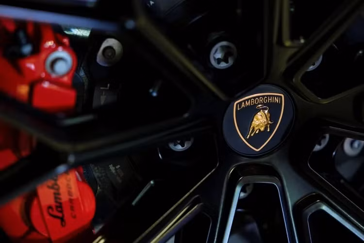 Trang bị an toàn của Lamborghini Revuelto cũng đáng chú ý với hệ thống cảnh báo lệch làn đường, cảnh báo điểm mù, hệ thống kiểm soát hành trình thích ứng, cảnh báo phương tiện cắt ngang khi lùi và camera 360 độ.